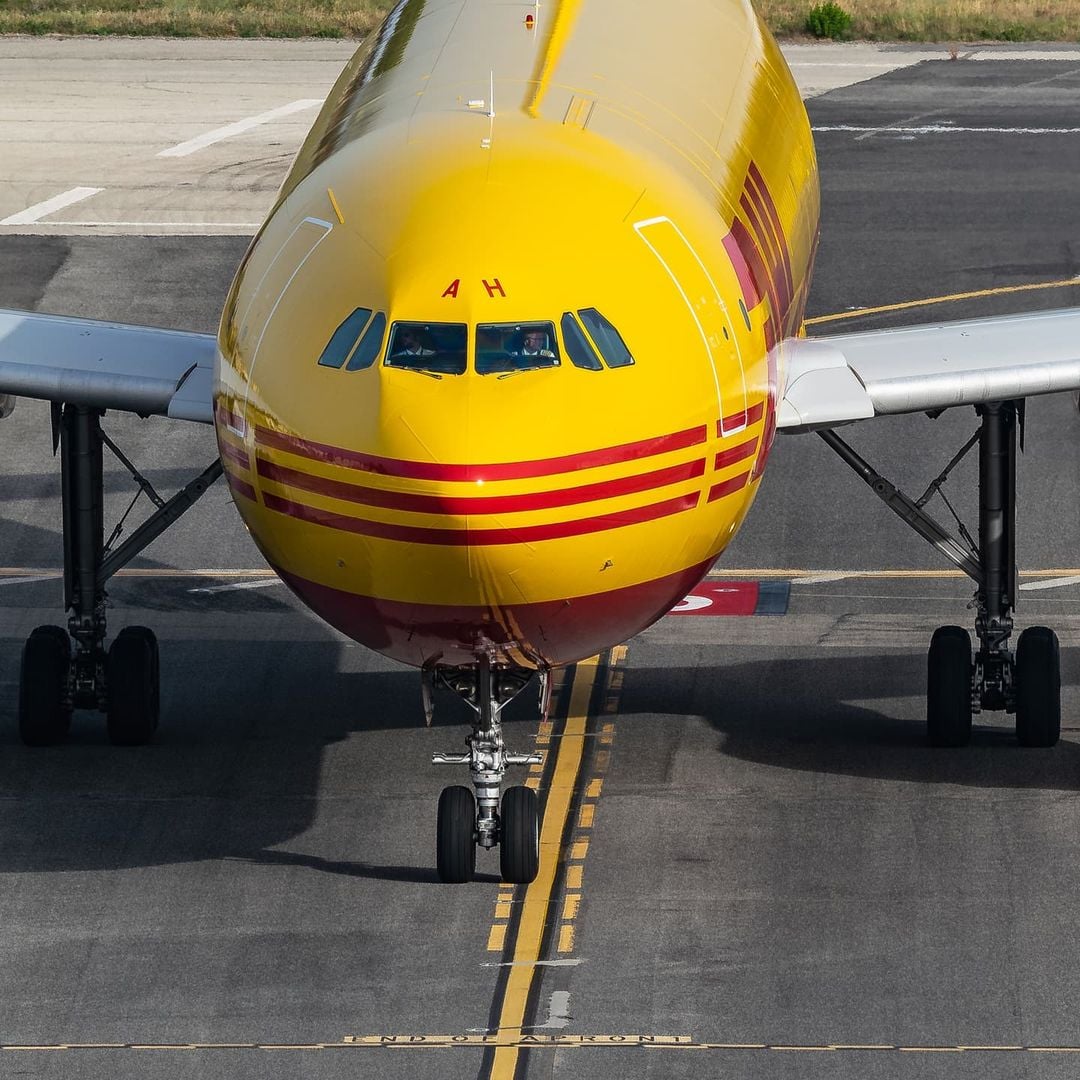 DHL, перші доставки